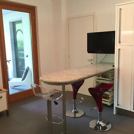 Armonie Del - Lakeview Retreat With Private Garden, Pool & Jacuzzi *