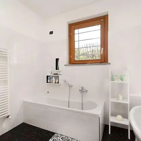 Holiday home Armonie Del - Lakeview Retreat With Private Garden, Pool & Jacuzzi *