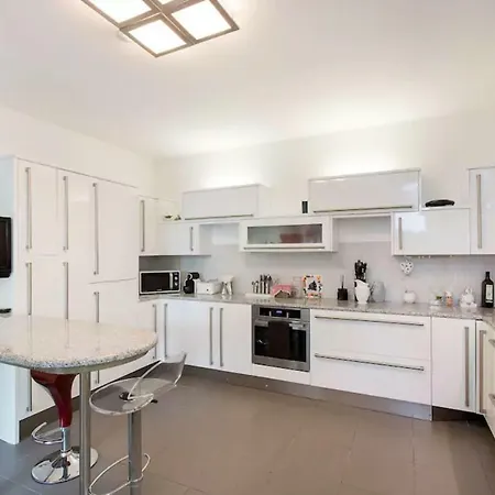 Armonie Del - Lakeview Retreat With Private Garden, Pool & Jacuzzi Holiday home *